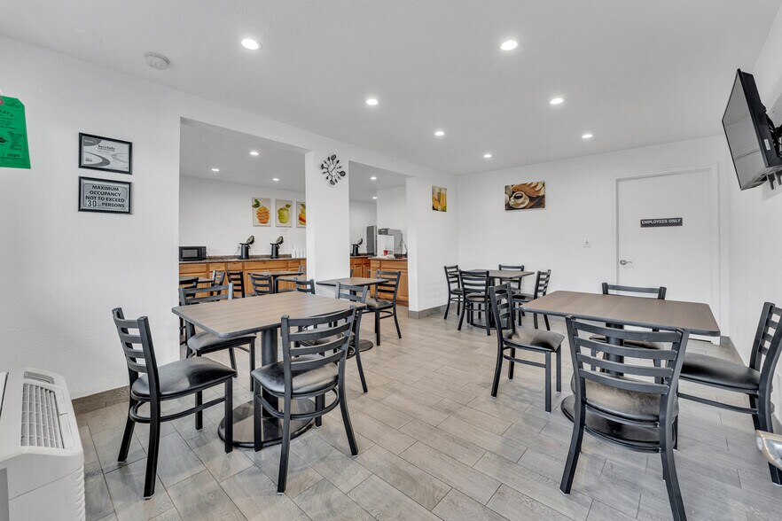 More Photos Of 1023 W Main St, Branson Hotel For Sale