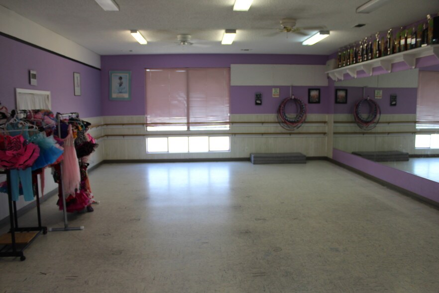 More Photos Of 1337 S Main St, Keller Freestanding For Sale