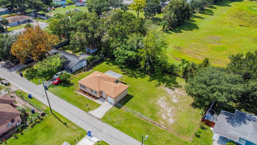 More Photos Of 2706 Stallone Dr, Tampa Office Residential For Lease