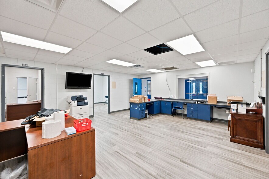 More Photos Of 320 E Miracle Strip Pky, Mary Esther General Retail For Sale