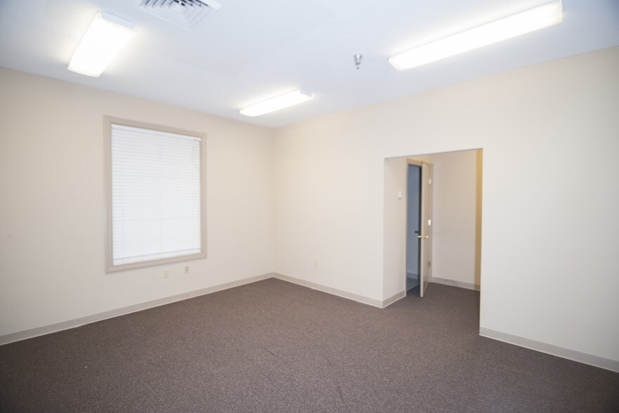 More Photos Of 6478 Putnam Ford Dr, Woodstock Office For Lease