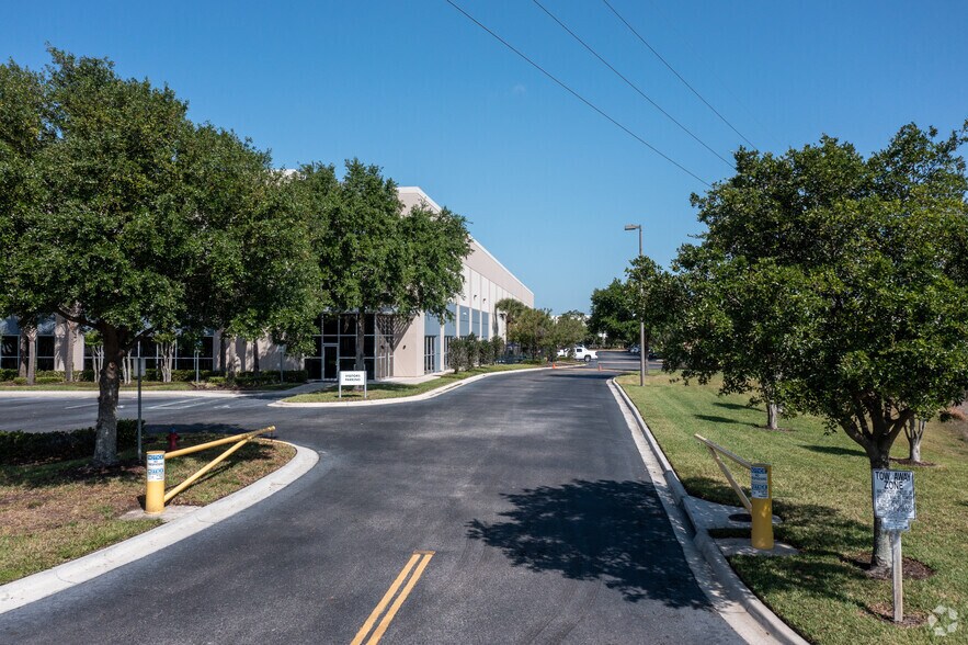 More Photos Of 2405 Commerce Park Dr, Orlando Unknown For Lease