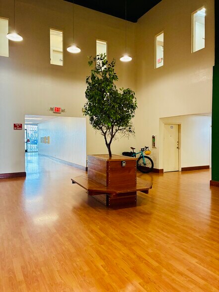 More Photos Of 2141 Mission St, San Francisco Loft Creative Space For Lease