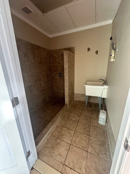 More Photos Of 469 Atlantic Blvd, Atlantic Beach Storefront For Lease