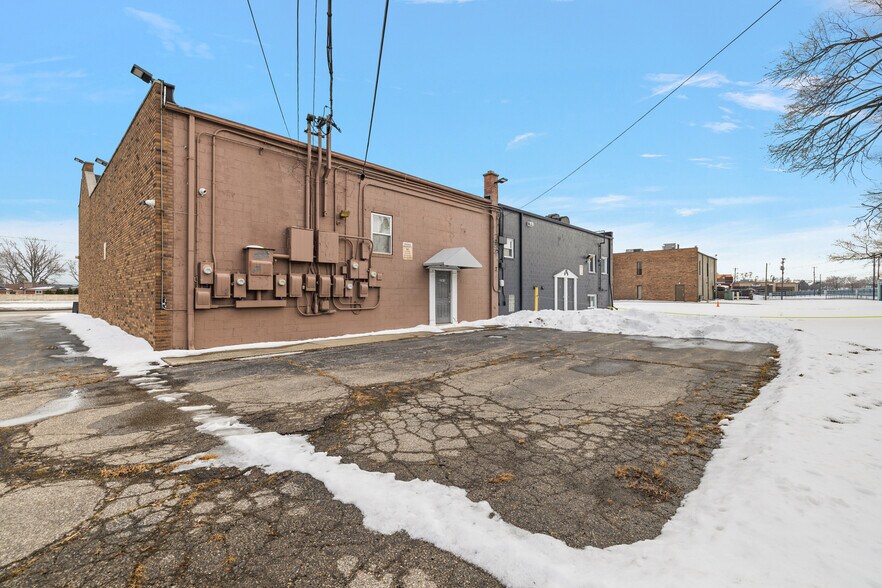 More Photos Of 22815 Kelly Rd, Eastpointe Loft Creative Space For Sale