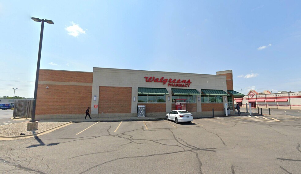 More Photos Of 841 Bloomington Rd, Champaign Drugstore For Lease