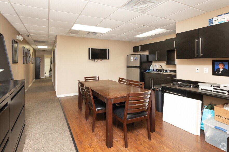 More Photos Of 700-710 Hospital Dr, Crestview Medical For Lease