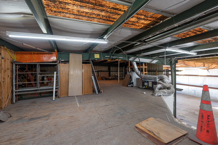 More Photos Of 420 NE 3rd Ave, Cape Coral Warehouse For Lease