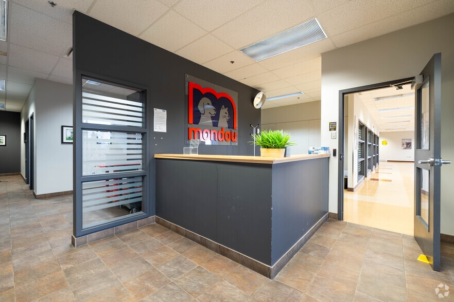 More Photos Of 10400 Renaude-Lapointe, Montréal Distribution For Sale