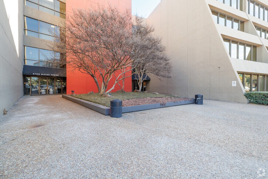 More Photos Of 8700 N Stemmons Fwy, Dallas Office For Sale
