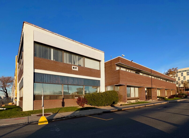 More Photos Of 7301 Boul Décarie, Montréal Warehouse For Lease