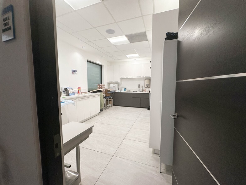 More Photos Of 7225 Melrose Ave, Los Angeles Medical For Lease