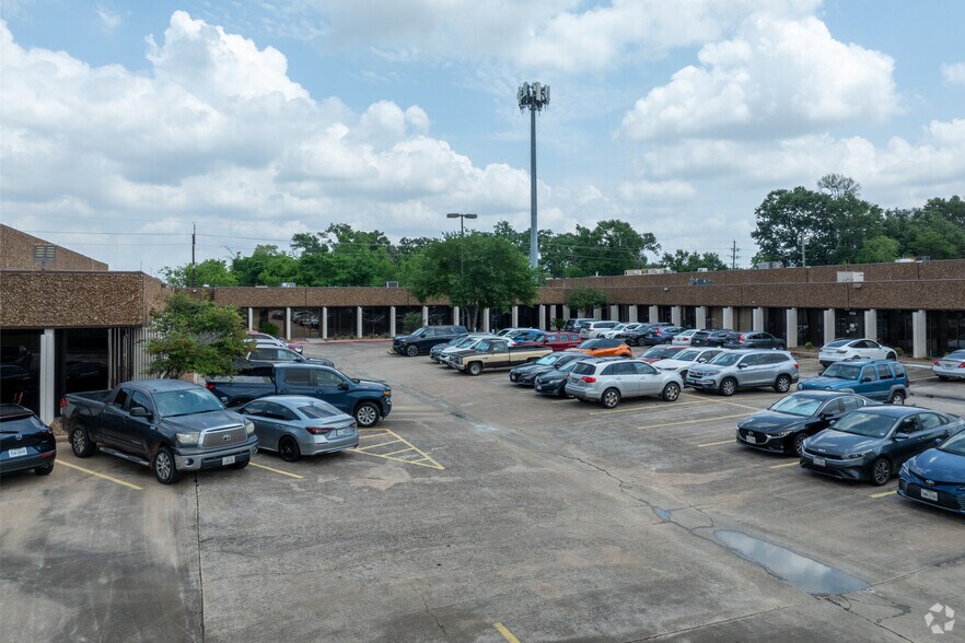 More Photos Of 7000-7070 Empire Central Dr, Houston Warehouse For Lease