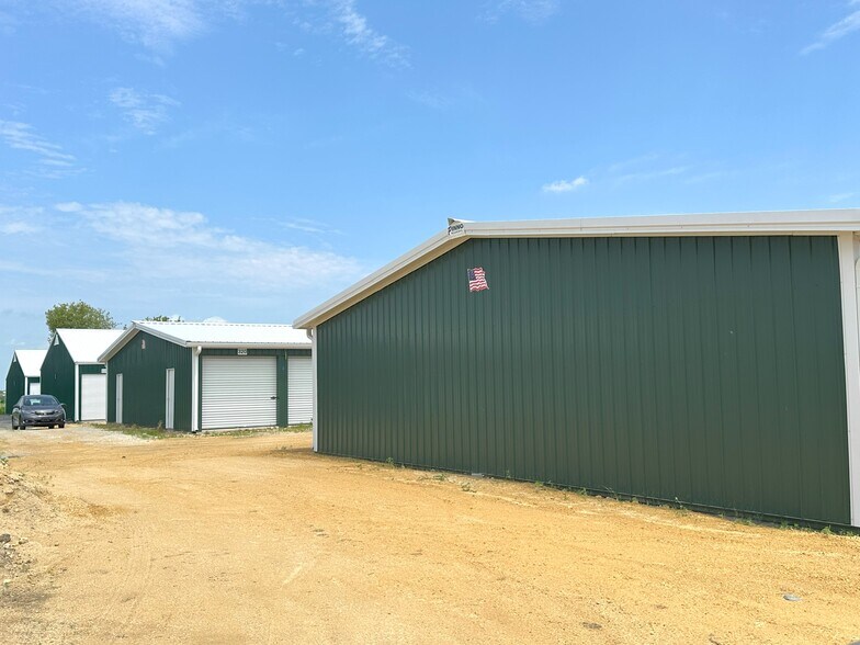 More Photos Of 1947 N Lyford Rd, Rockford Self Storage For Lease