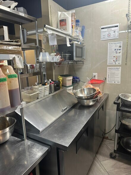 More Photos Of 3066A Hurontario St, Mississauga General Retail For Lease