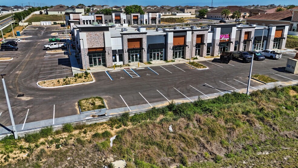 More Photos Of 2200 Forest Lake Dr, Davenport General Retail For Lease