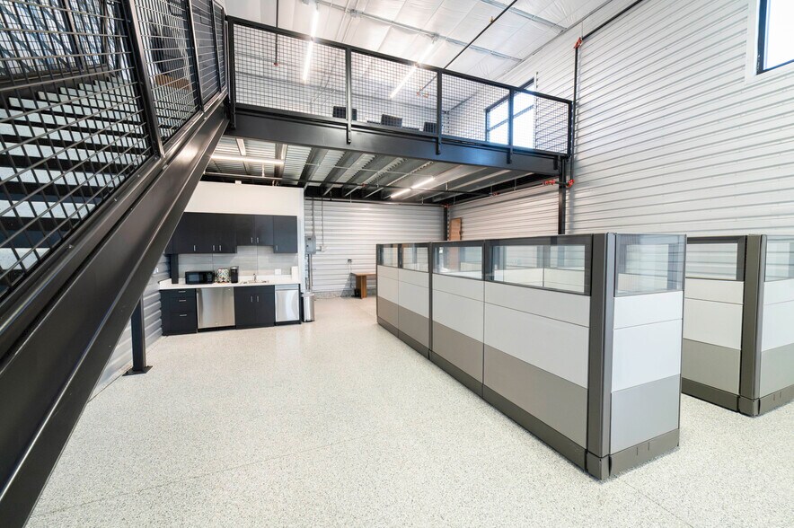 More Photos Of 5378 Ronald Reagan Blvd, Johnstown Flex For Lease