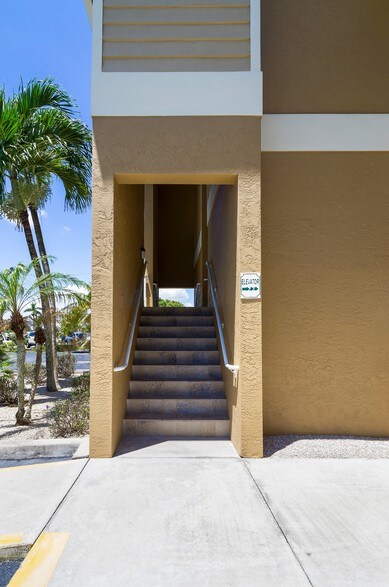 More Photos Of 16521 San Carlos Blvd, Fort Myers Office For Lease