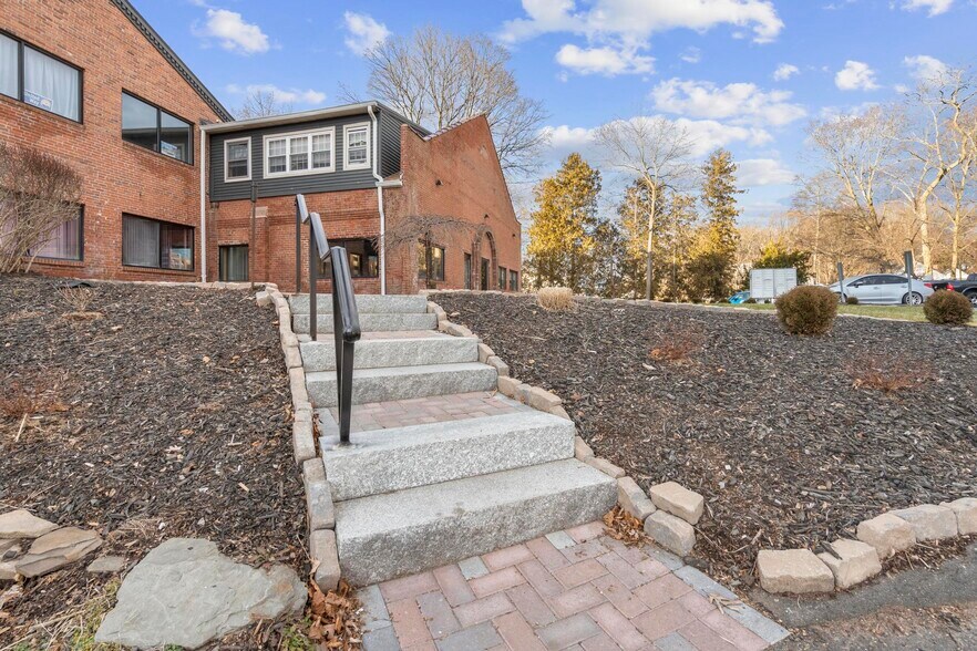 More Photos Of 35 N Main St, Southington Medical For Lease