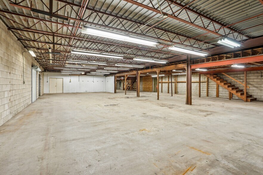 More Photos Of 1010 N Ashland Ave, Green Bay Flex For Sale