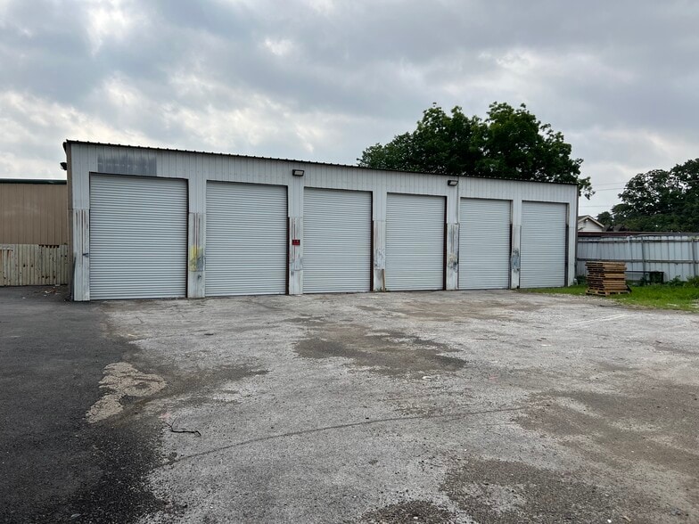 More Photos Of 11506 Newberry St, Dallas Flex For Lease