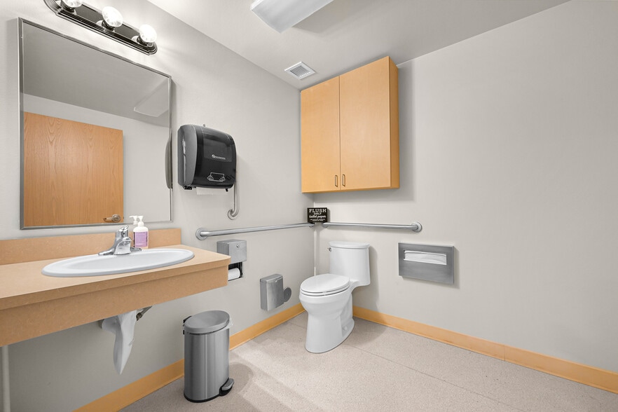 More Photos Of 701 E Holly St, Bellingham Office For Sale