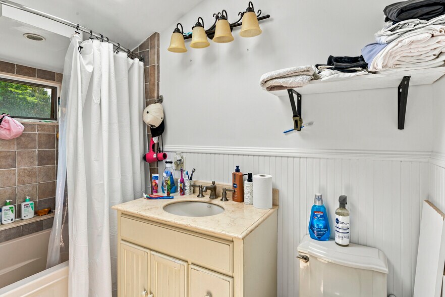 More Photos Of 127 Inlet Rd W, Hampton Bays Hospitality For Sale