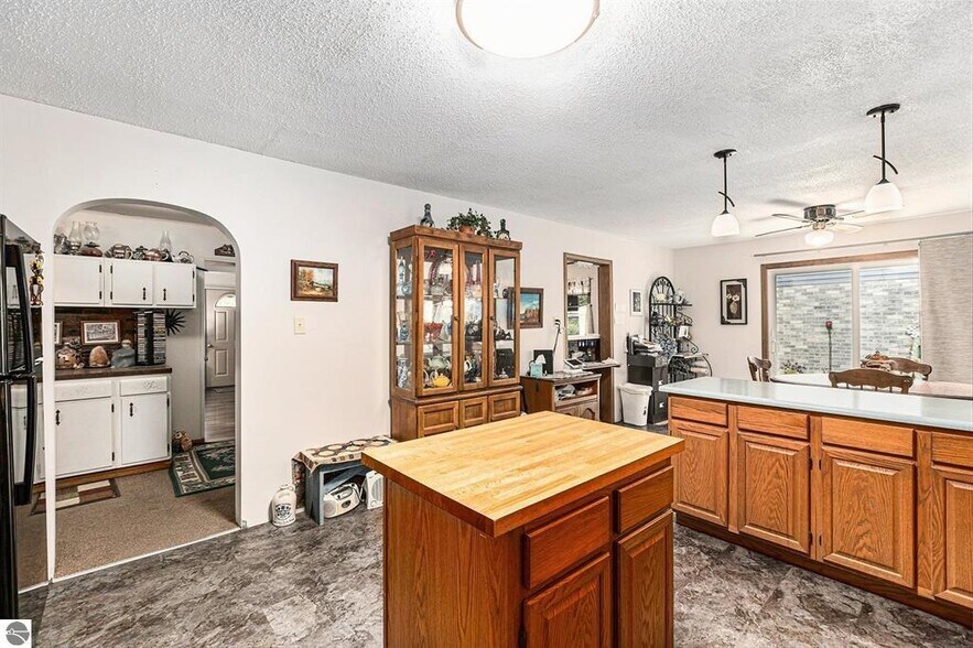 More Photos Of 519 Lake St, Frankfort Hotel For Sale