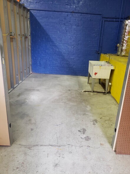 More Photos Of 3528 Warsaw Ave, Cincinnati Light Distribution For Lease