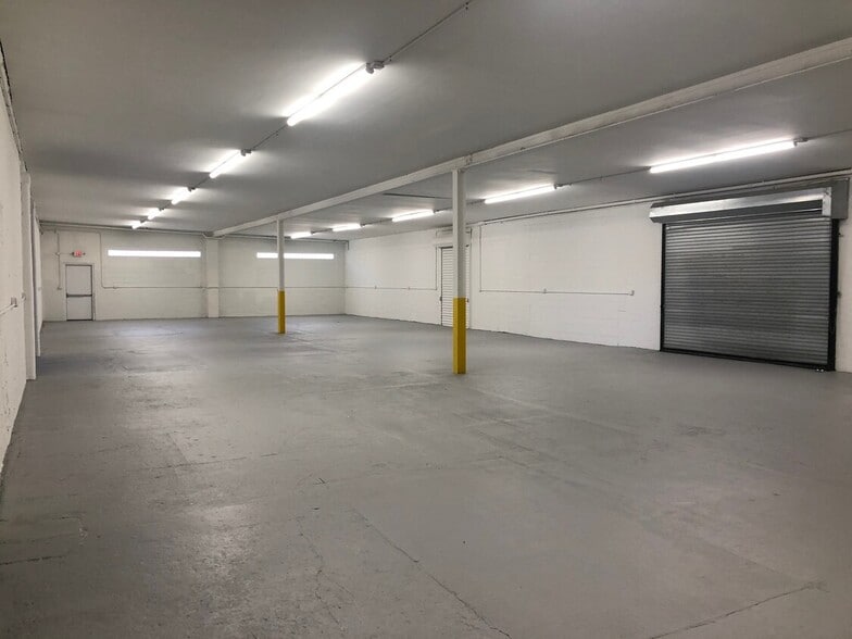 More Photos Of 1000 Fulton St, Farmingdale Warehouse For Lease