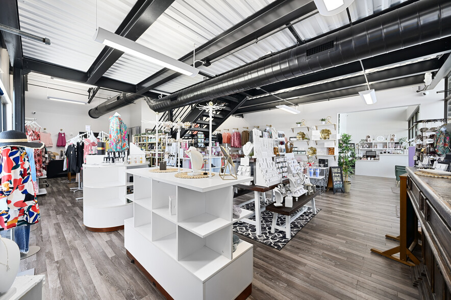 More Photos Of 901 N Vista Ridge Blvd, Cedar Park General Retail For Sale