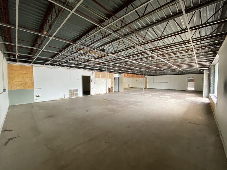 More Photos Of 813-817 N Grand Ave, Gainesville Storefront For Lease