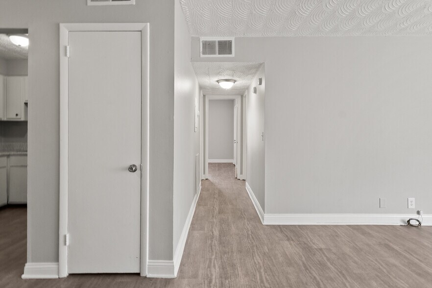 More Photos Of 1001 W 9th St, Russellville Apartments For Sale