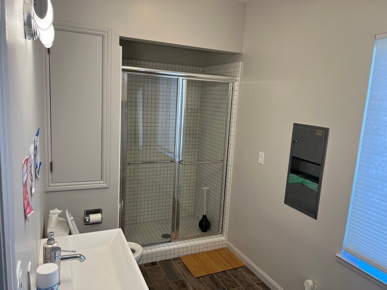 More Photos Of 3260 19th St, San Francisco Showroom For Lease