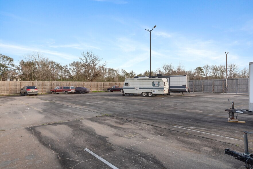 More Photos Of 301 Medic Ln, Alvin Self Storage For Sale