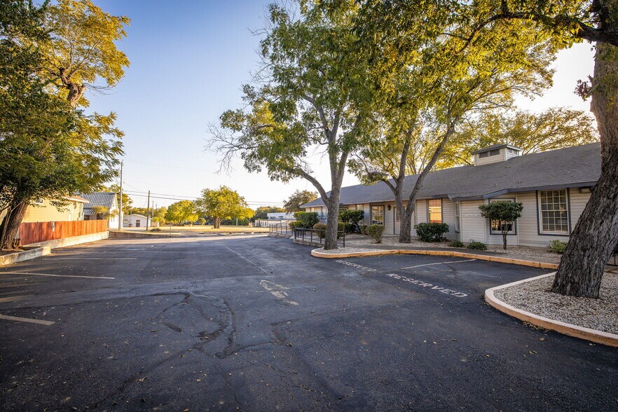 More Photos Of 515 E Court St, Seguin Office Residential For Lease