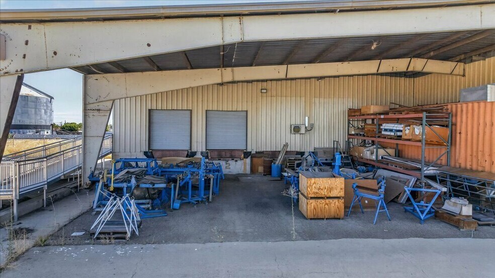 More Photos Of 925 M St, Firebaugh Manufacturing For Sale