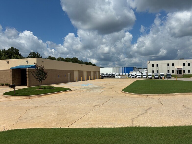 More Photos Of 220 W Oxmoor Rd, Birmingham Light Distribution For Lease