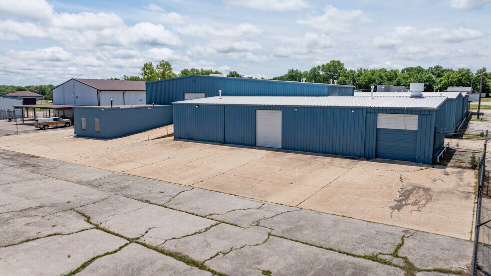 More Photos Of 1511 W Broadway St, Ardmore Auto Dealership For Sale