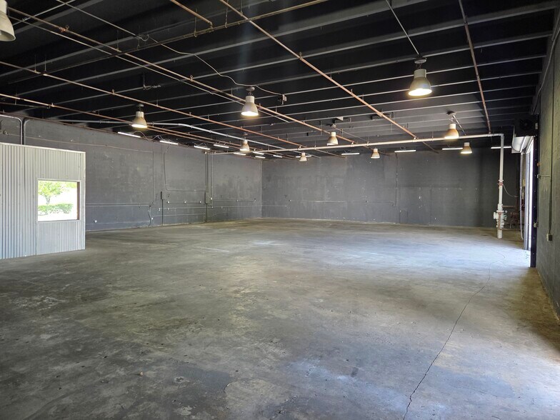 More Photos Of 5750 Columbia Cir, Mangonia Park Warehouse For Lease