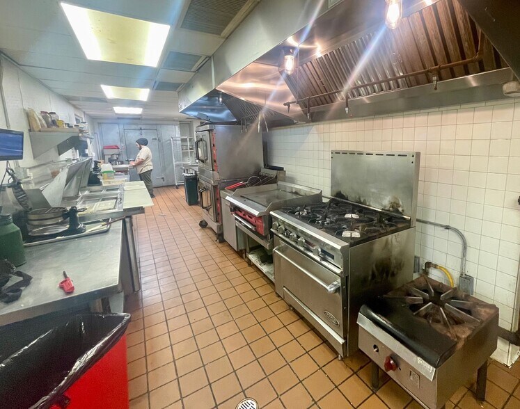 More Photos Of 4323 S Interstate 35, Austin Restaurant For Sale