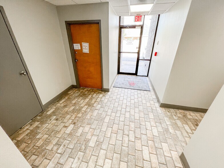 More Photos Of 3001 Big Spring St, Midland Office For Sale