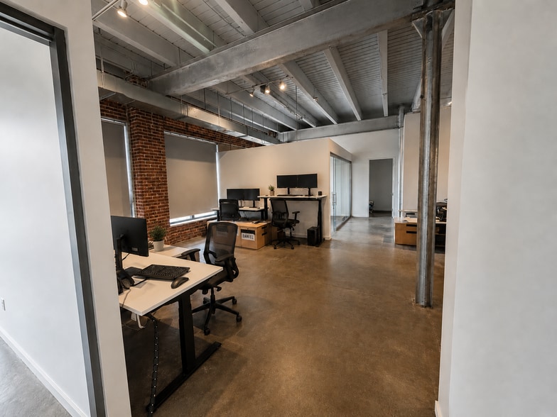 More Photos Of 1625-1627 Oak St, Kansas City Storefront Retail Office For Lease