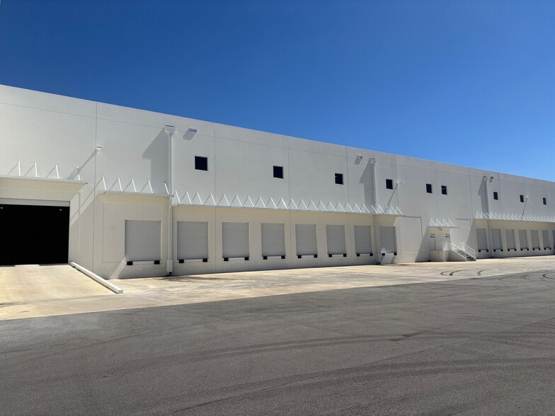 More Photos Of 9535 NW 174th St, Hialeah Unknown For Lease