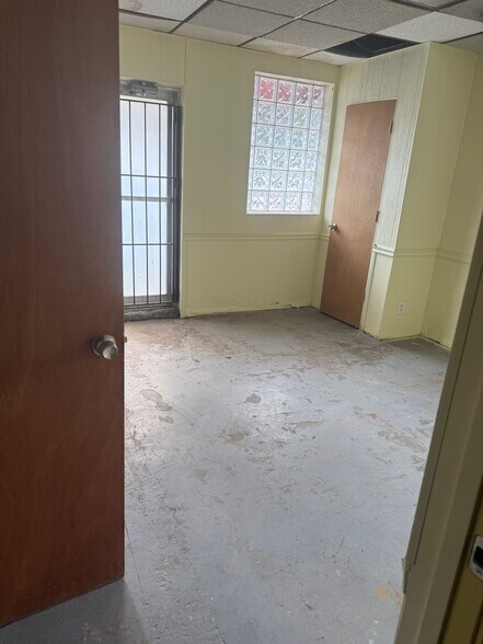 More Photos Of 22643 S Chrysler Dr, Hazel Park Veterinarian Kennel For Lease