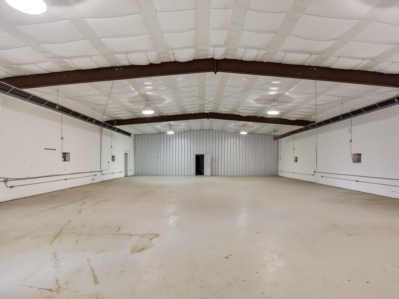 More Photos Of 108 Kellar Rd, Smithville Warehouse For Lease