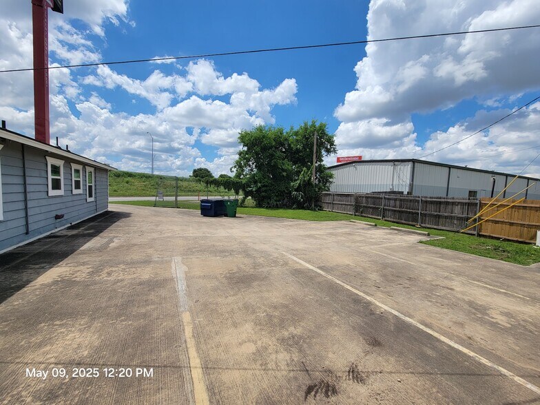 More Photos Of 1913 Hemlock Dr, Haltom City Office For Sale