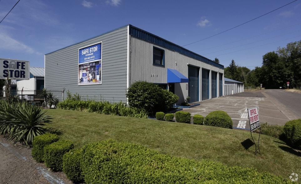 More Photos Of 2517-2611 River Rd S, Salem Self Storage For Lease