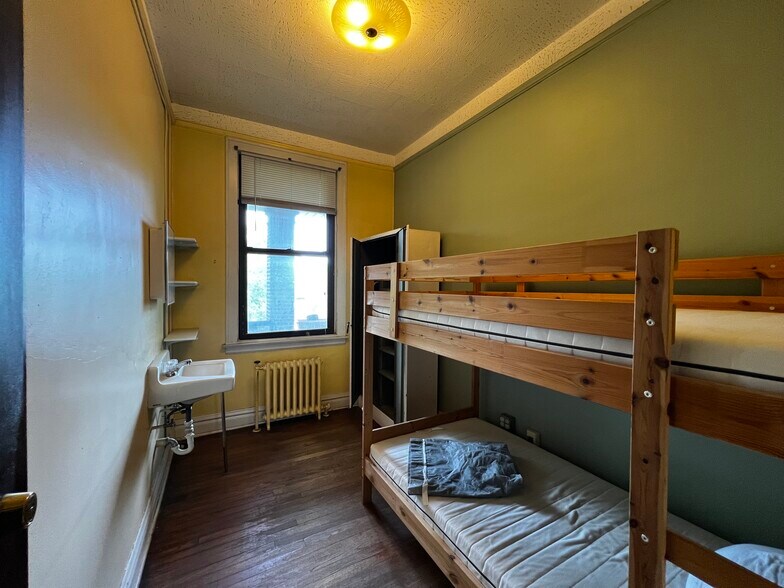 More Photos Of 1949 W 48th St, Chicago Religious Facility For Sale