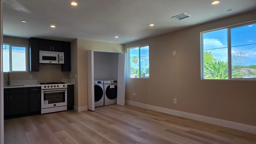 More Photos Of 19100 Victory Blvd, Tarzana Apartments For Sale